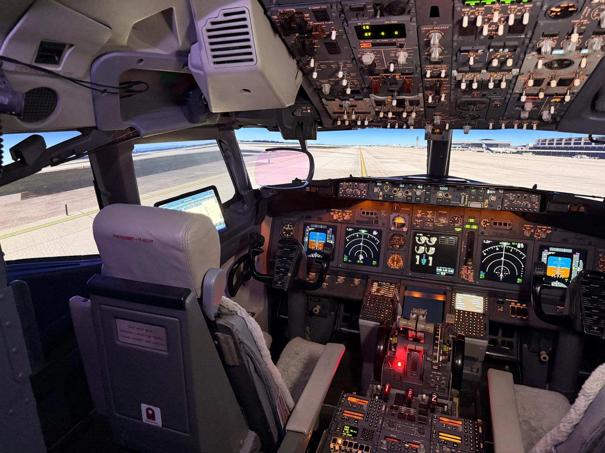 Enthusiast Showcase - Orange County 737 Sim — Flaps 2 Approach